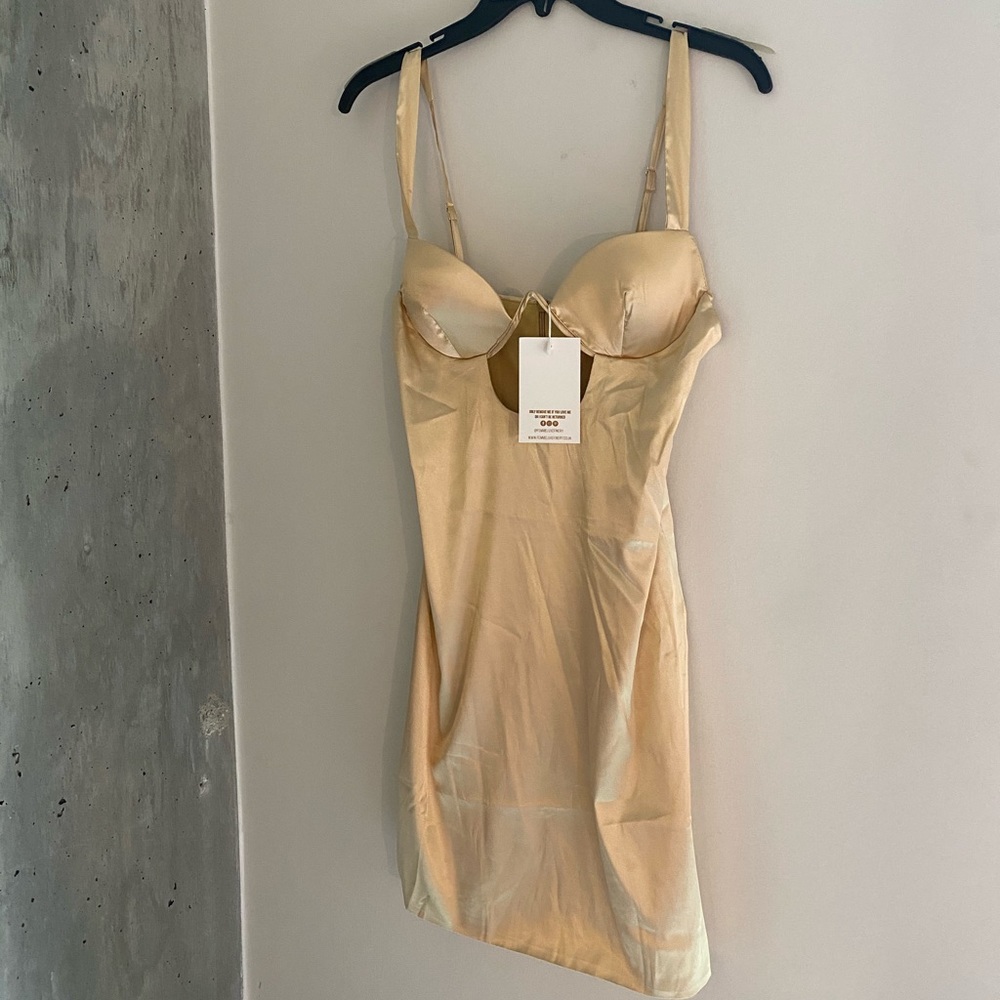 A sexy gold dress!